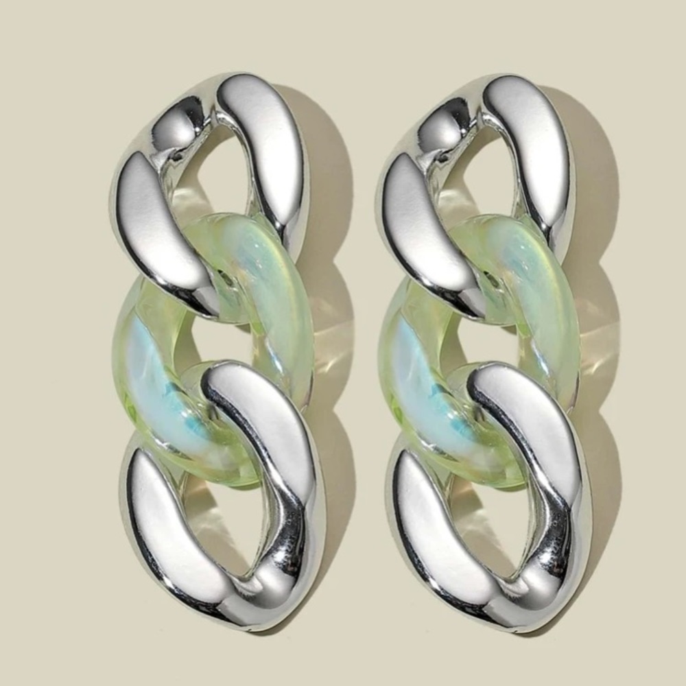 🎀 Awesome Large Metallic Iridescent Color Block Chainlink Stud Earrings 🎀 - Picture 3 of 3